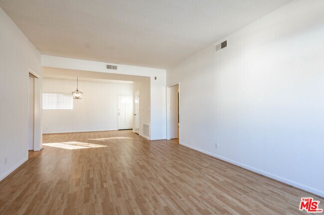 Building Photo - 431 S Kingsley Dr