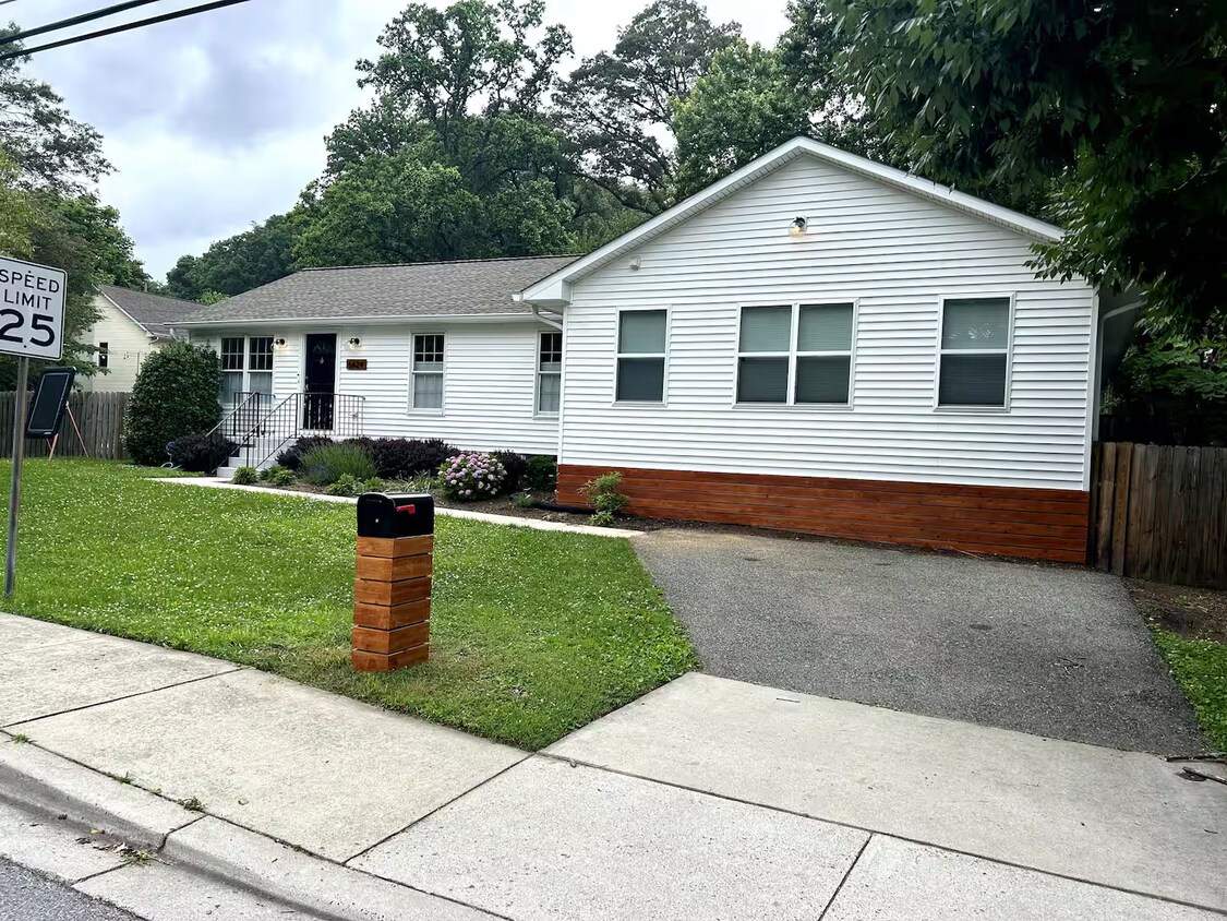 Foto principal - 6424 4th Ave