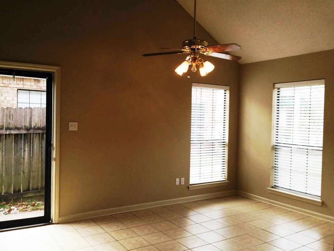 Living Room - 103 Williamsburg Cir