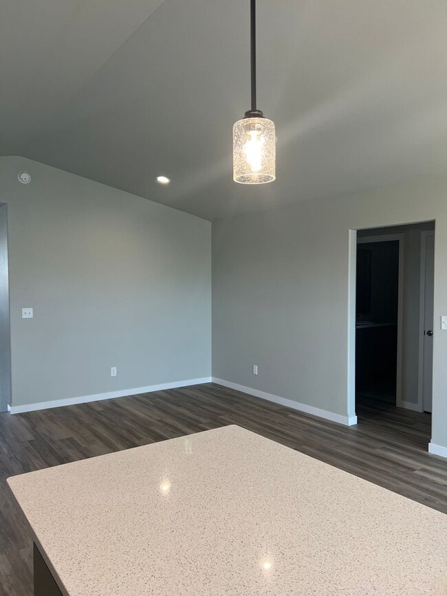 Building Photo - 4 Bed 3 Bath Single Family Home