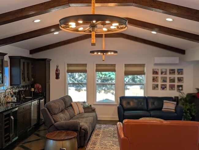 Building Photo - 2545 Manor View