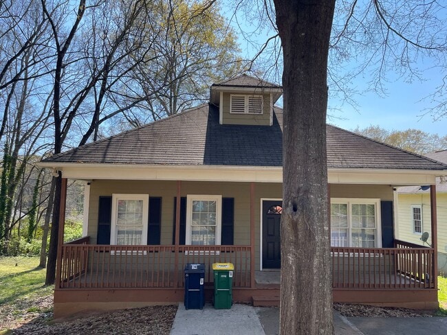 Building Photo - 3BR 2 Bath Home! Available soon! Pet frien...