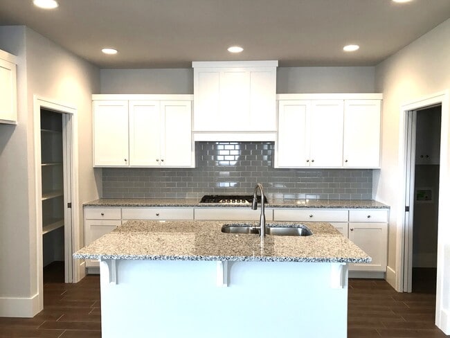 Building Photo - 2304 SW Hampton Ave