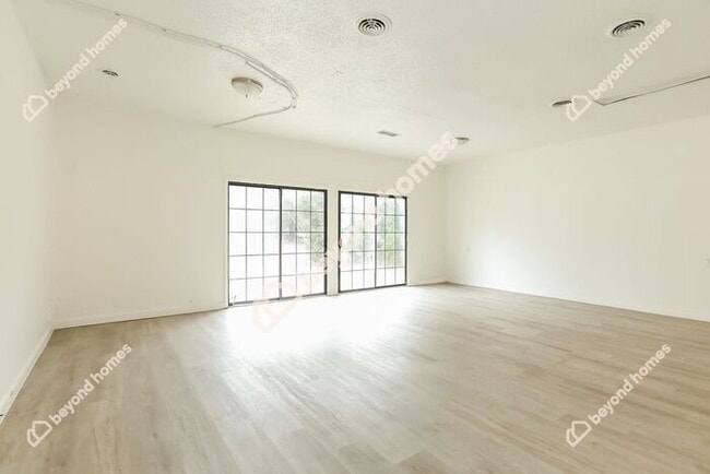 Building Photo - This Cozy 4 bedroom / 2 full bath and 2,09...