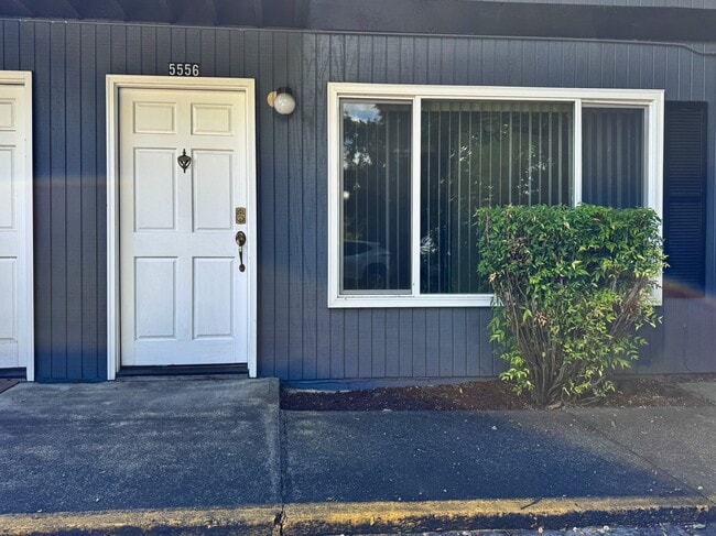 Building Photo - 5556 SW Beaverton Hillsdale Hwy