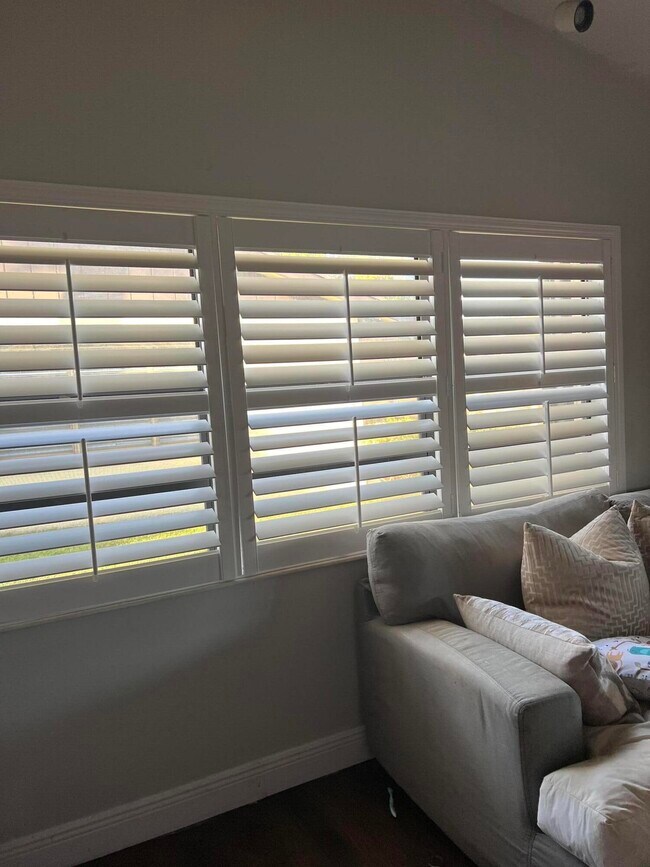 Foto del edificio - 743 Banks Rd