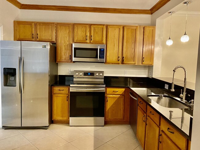 Building Photo - 2042 Oakhurst Way