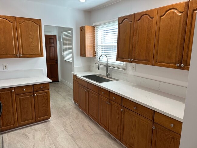 Kitchen - 5412 Baldwin Ave