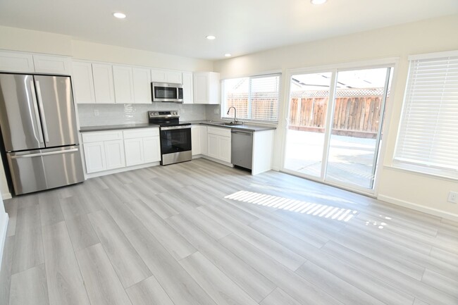 Building Photo - Beautiful 4-Bedroom, 2-bath, fully remodeled home in a prime location. Won’t Last Long!