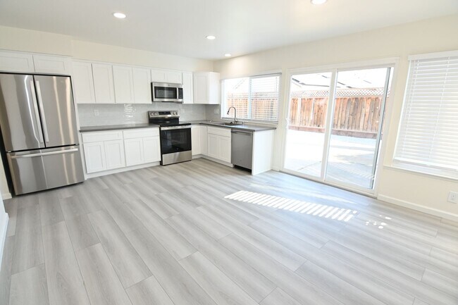 Foto del edificio - Beautiful 4-Bedroom, 2-bath, fully remodeled home in a prime location. Won’t Last Long!