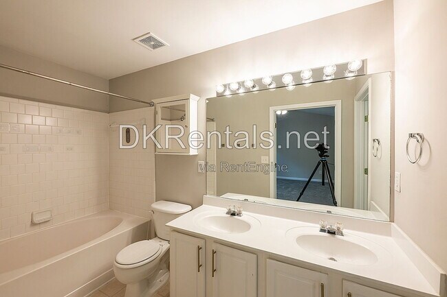 Building Photo - 2358 Towneview Ct SE
