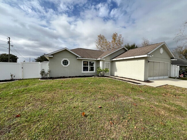 Foto del edificio - STUNNING 3 Bd/ 2 Ba Home in Ocala! Fenced ...