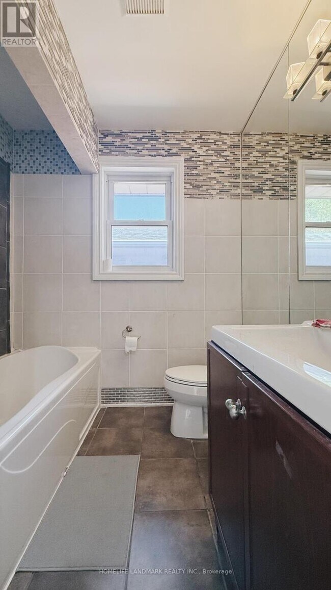 Building Photo - 10 Silverview Dr