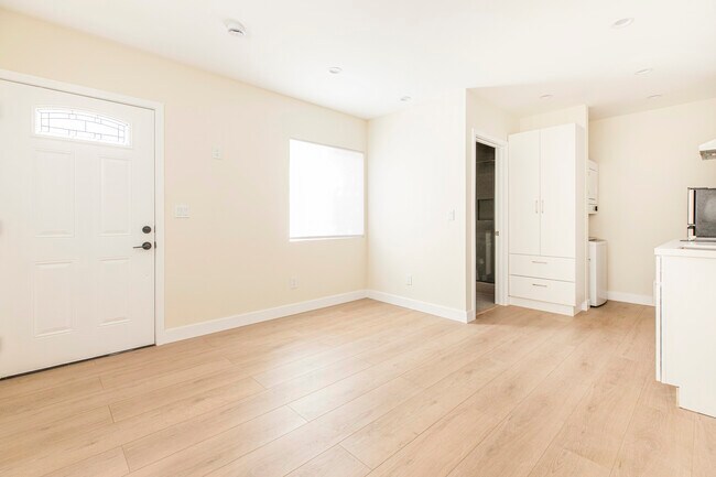 Building Photo - 10545 Leolang Ave