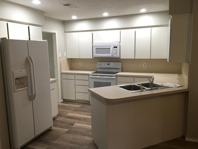 Foto del edificio - 2203 Canterbury Ct