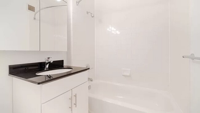 Building Photo - 242 E 28th St