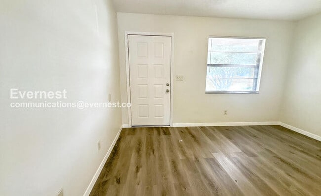 Building Photo - 2901 Bay View Dr