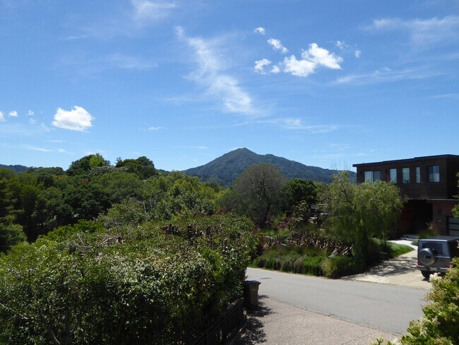 Foto del edificio - MODERN FOUR BEDROOM HOME IN THE GREENBRAE ...