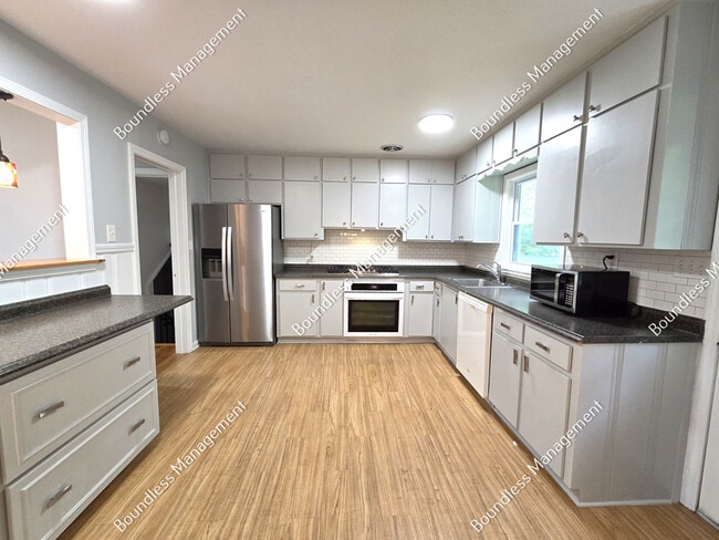 Building Photo - 2233 Leafmore Dr