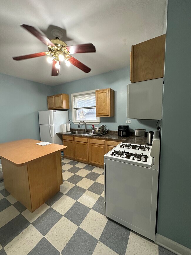 Foto del edificio - 2136 W 18th Pl
