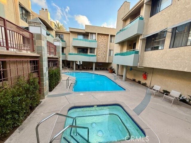 Foto del edificio - 19009 Sherman Way