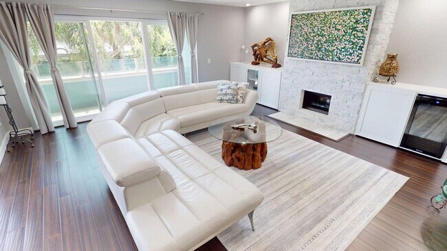 Foto del edificio - Stunning Bayfront 2/2.5 Condo in Montego Court - Available Furnished or Unfurnished