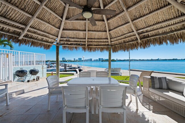 Foto del edificio - 2700 NE 135th St