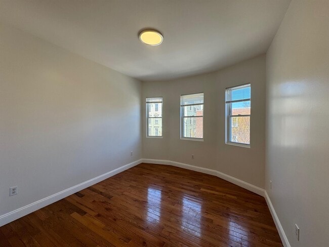 Building Photo - 356 Somerville Ave