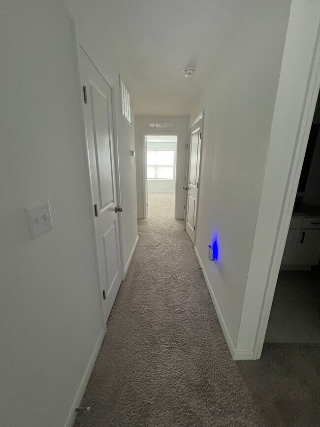 Foto del edificio - Modern 3-Bed Townhome w/ Garage in Desirable Davenport Community