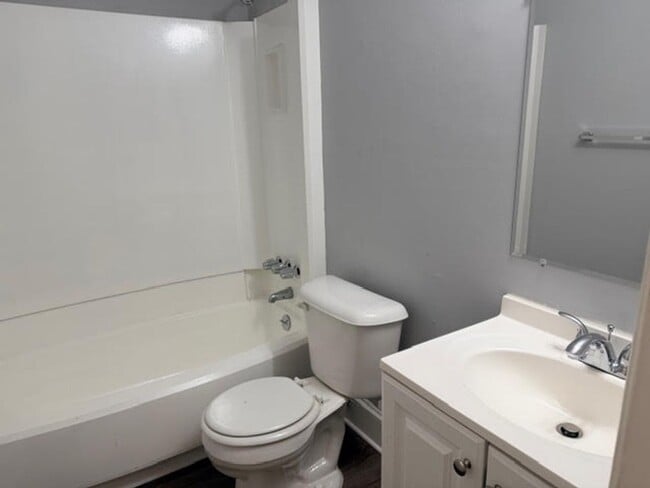 Building Photo - Newly Updated Duplex Unit in Riverdale