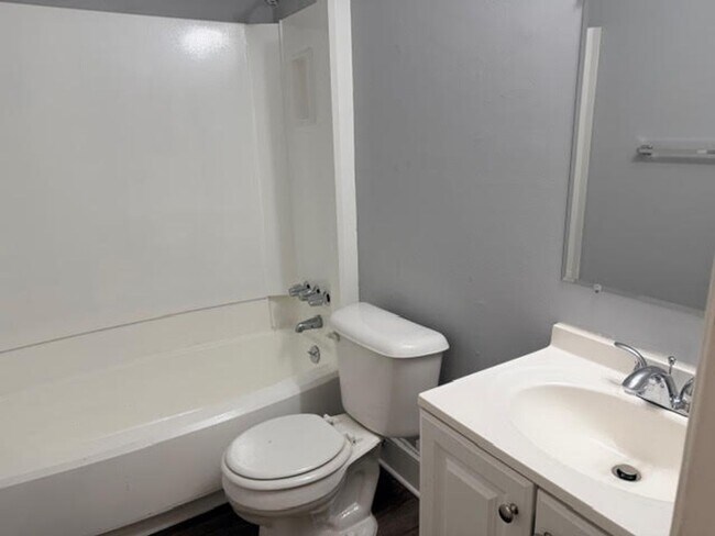 Foto del edificio - Newly Updated Duplex Unit in Riverdale