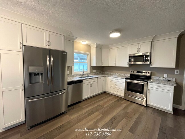 Building Photo - Newly Remodeled 3BR/2BA