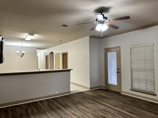 Foto del edificio - 6921 Jack Finney Blvd