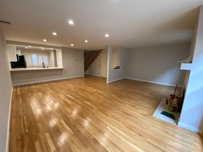 Sala de estar con pisos de madera noble recién restaurados. - 2022 Delaware Ave