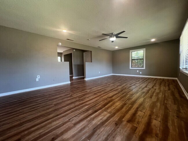 Foto del edificio - Large 3 Bedroom Home with Flex Space