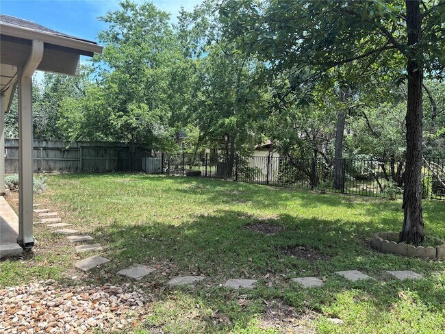 Foto del edificio - 6605 Danwood Dr