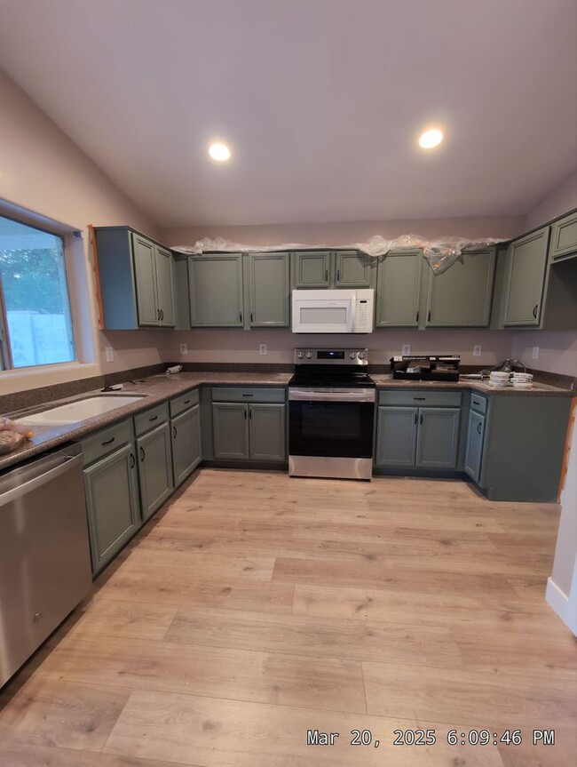 Building Photo - SPACIOUS and beautifully remodeled home! E...