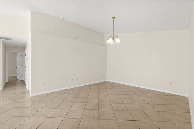 Building Photo - Spacious 3 Bedroom 2 Bath 1 Car Duplex in ...