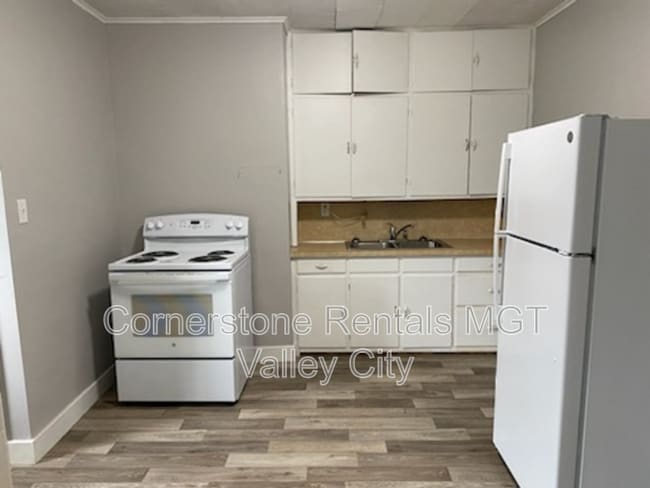 Building Photo - 208 5th Ave SW