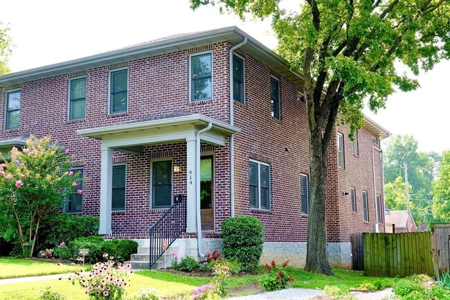 EAST NASHVILLE - FOUR BEDROOM Historic Home with amazing views of Nashville Skyline! - EAST NASHVILLE - FOUR BEDROOM Historic Home with amazing views of Nashville Skyline!