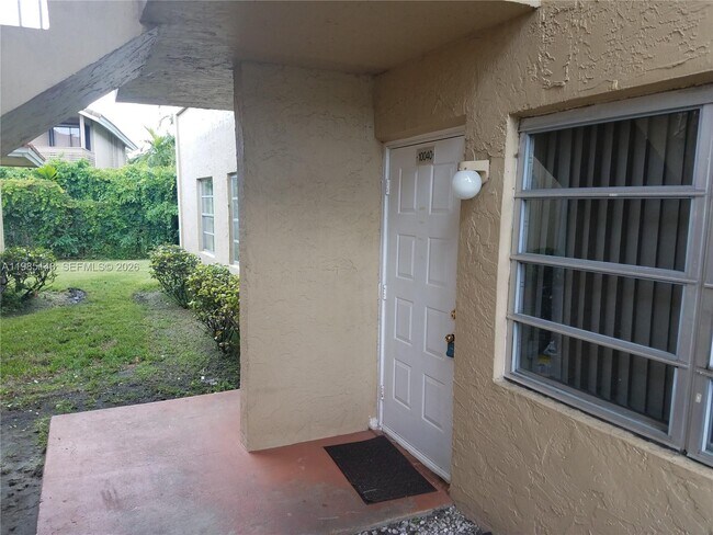 Foto del edificio - 10040 Twin Lakes Dr