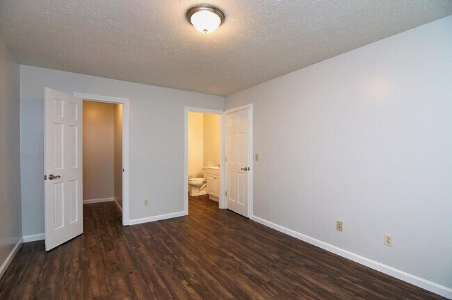 Foto del edificio - 7230 Creekview Drive #5