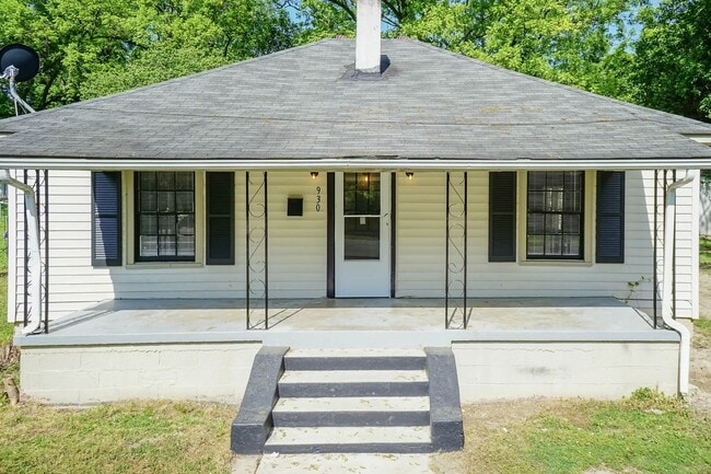 Building Photo - Beautiful Three Bedroom Home!