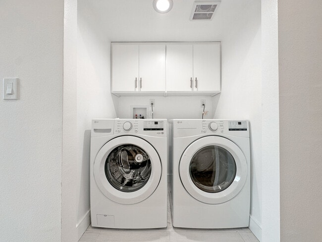 Laundry - 1529 W 35th Pl