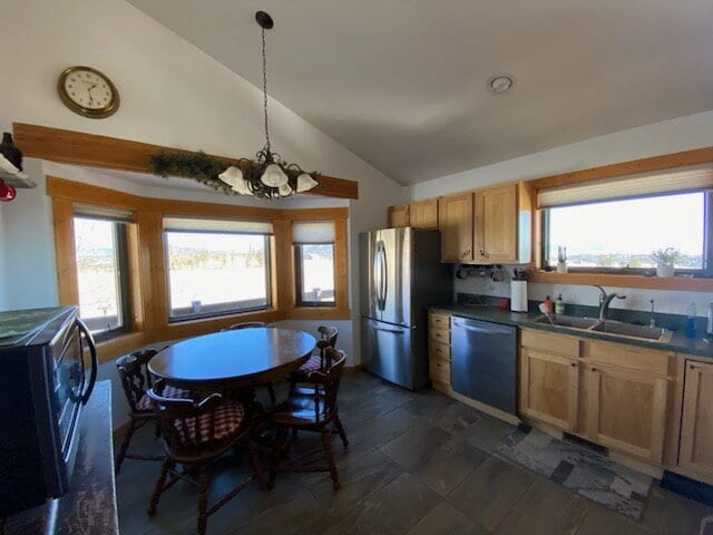 Building Photo - "Cozy 3-Bedroom Mountain Home with 2 Full ...