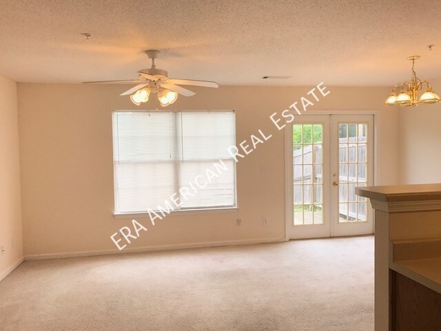 Building Photo - Townhouse
