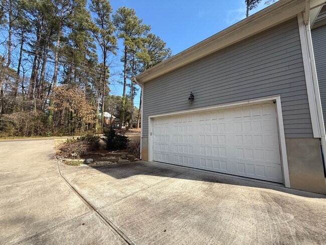 Foto del edificio - Modern 4BD, 3.5BA Raleigh Home on a Corner Lot with a 2-Car Attached Garage & Private Backyard in...
