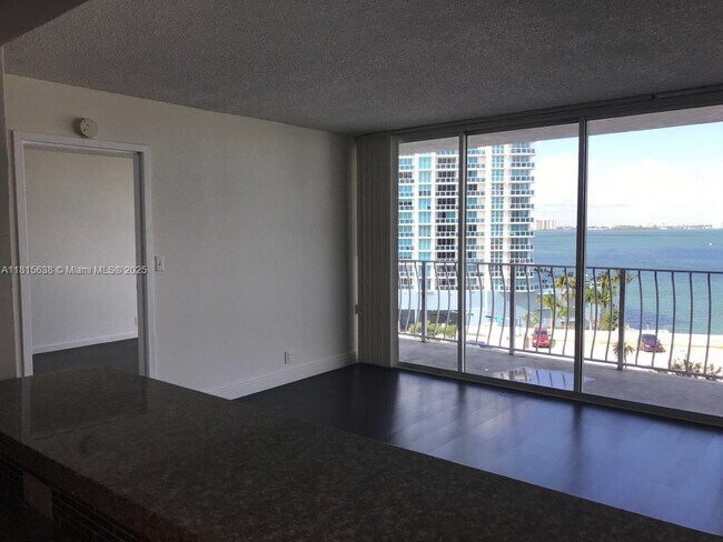 Foto del edificio - 7601 E Treasure Dr