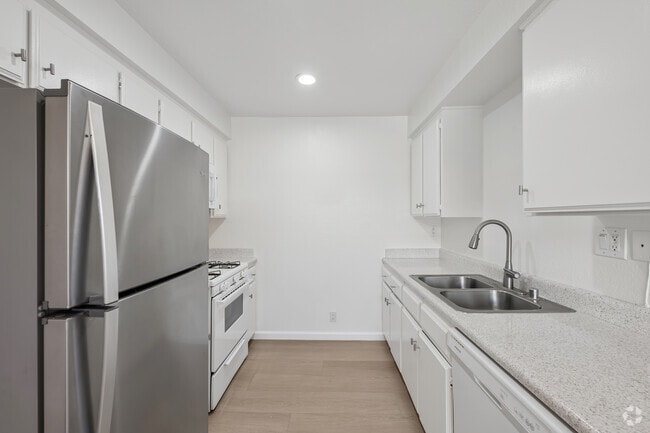 2 habitaciones, 1 baño - 860 pies cuadrados - Cocina - 5121 Klump Ave.