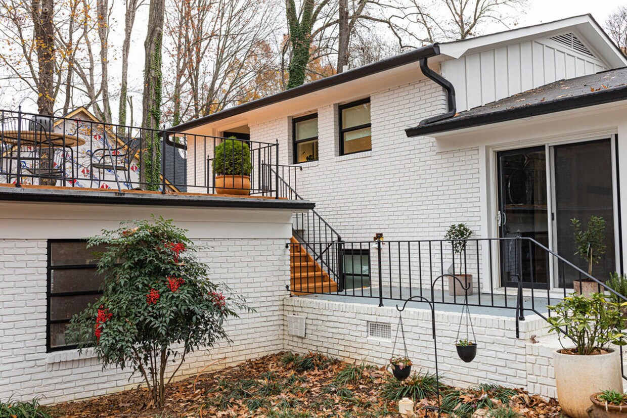 Building Photo - 7123 Linda Lake Dr